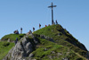 Die Spitze erklimmen - herrliche Aussicht am Gipfelkreuz
